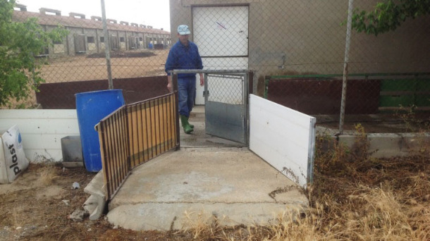 The loading bay avoids the contact between the driver and the farmer