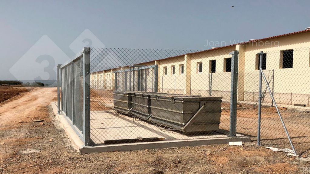  图5: 尸体处理容器，具有用于存放尸体和收集尸体的不同通道。照片由Joan Wennberg提供。