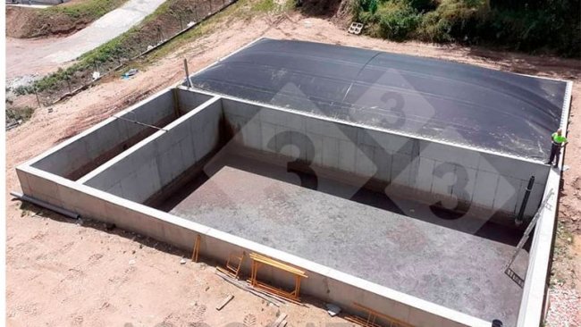 照片1:丙烯防水油布下现有绳索结构鸟瞰图。照片2:沼气厂鸟瞰图,该沼气厂由新鲜粪浆接收区、厌氧消化区和沼渣储存区组成。